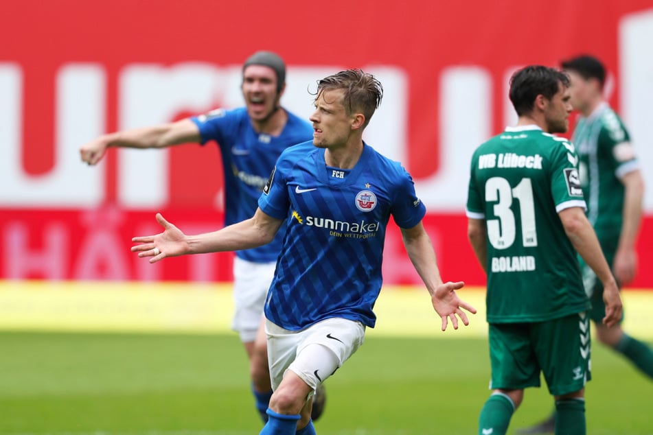 Triple-B war der Held der Kogge! Bentley Baxter Bahn (2.v.l.) sicherte dem FC Hansa Rostock mit seinem Ausgleichstor gegen den VfB Lübeck den direkten Aufstieg in die 2. Bundesliga.