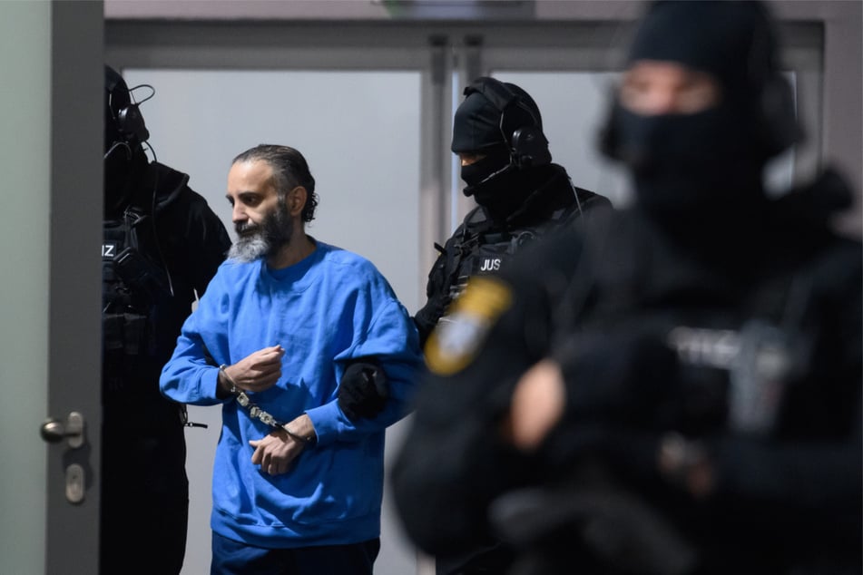 Die Anklage wirft Al-Abdulmohsen unter anderem sechsfachen Mord und versuchten Mord in 338 Fällen vor.