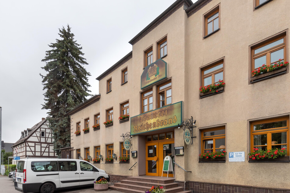 Die Werbeschilder am Bräu-Stübl in Reichenbrand musste die Firma Bergt mittlerweile abnehmen.
