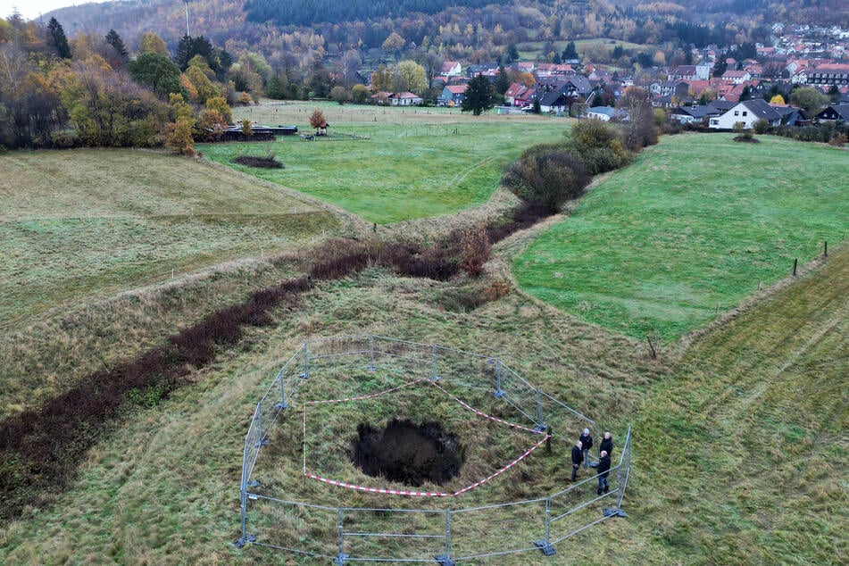 Das Loch ist auf einer ungenutzten Wiese bei Goslar aufgetaucht.