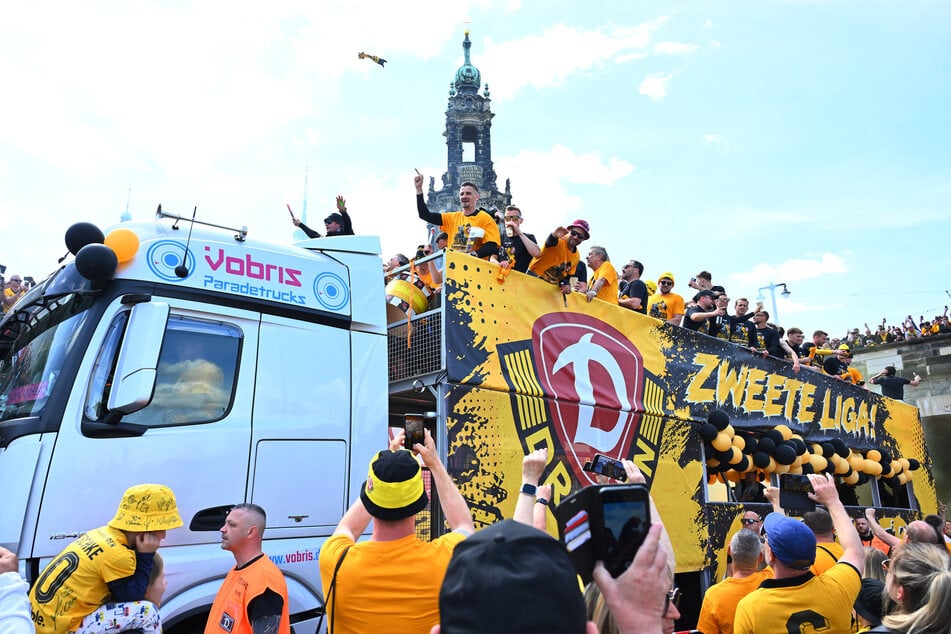 30.000 Fans waren zur Aufstiegsfeier am Terrassenufer und feierten ihre Helden. Im dritten Anlauf klappte es mit dem Aufstieg.