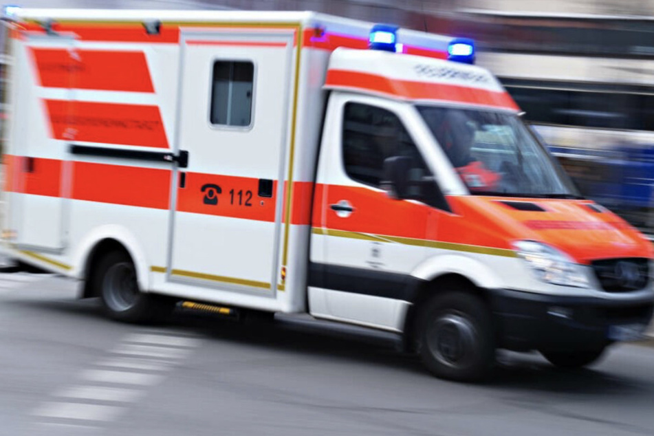 Der oder die Verletzte musste ins Krankenhaus verbracht werden. (Symbolbild)