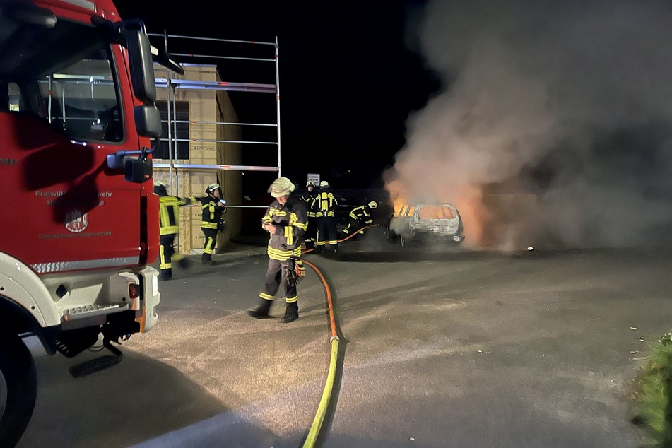 In Hennef haben Unbekannte zum zweiten Mal innerhalb kurzer Zeit ein Schrottauto der Feuerwehr für Übungseinsätze angezündet.