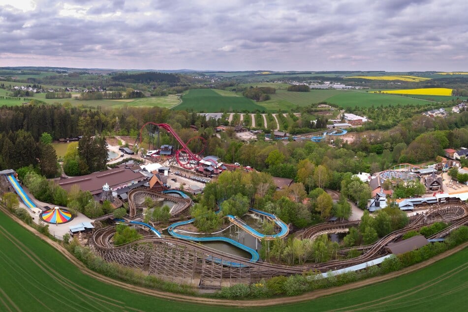 Im Freizeitpark Plohn warten Achterbahnen, Familienfahrgeschäfte, Tiergehege und lebensechte Dinosauriermodelle auf die Besucher. (Archivbild)