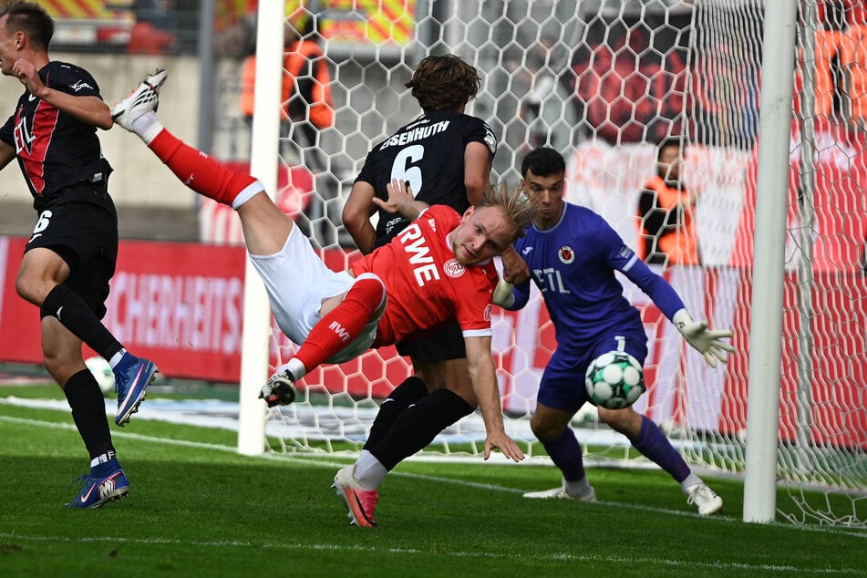 Akrobat schön! Mit diesem unglaublichen Hackentor schoss Tony Menzel Essen zum 1:0-Sieg über Viktoria Köln.