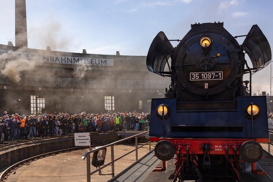 Lokomotiven gucken steht für viele Eisenbahn-Fans in Dresden auf dem Plan.
