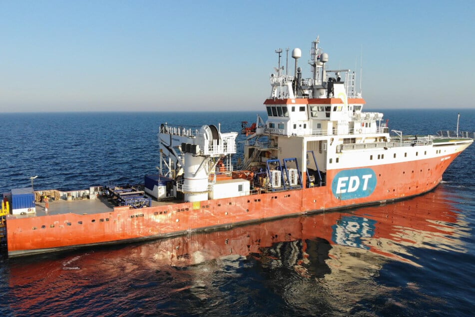 Der Österreicher machte seinerseits den Vorschlag, die "EDT PROTEA", ein spezielles Transportschiff, zu nutzen.