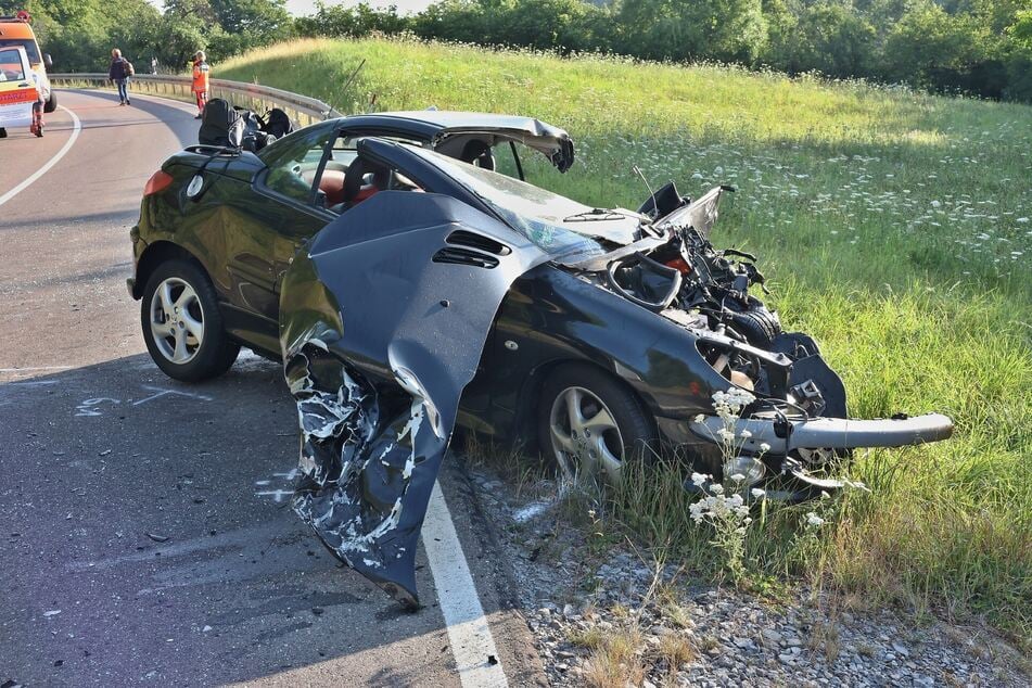 Die Feuerwehr befreite den jungen Mann aus seinem Auto.
