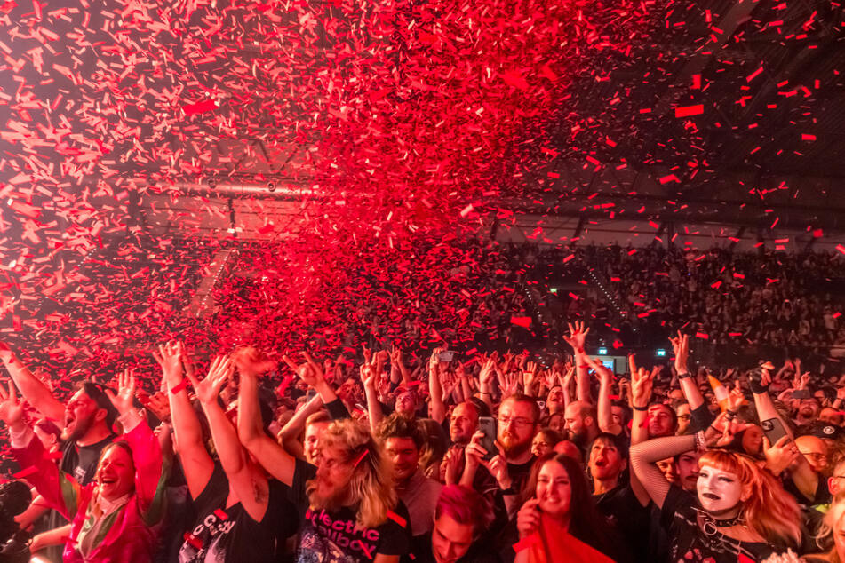 Dabei hatte die Band so ziemlich alles aufgefahren, was man sich an Pyrotechnik, Konfetti und anderen Effekten vorstellen kann.