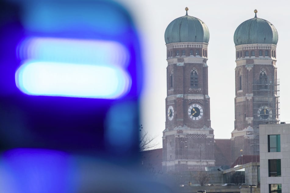 In München wurde ein 66 Jahre alter Mann in seiner Wohnung von einer Frau mit einem Messer attackiert und schwer verletzt. (Symbolbild)