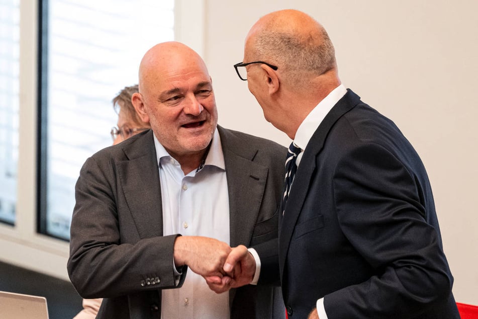 Robert Crumbach (63, l.) ist ab sofort offiziell Mitglied der SPD.