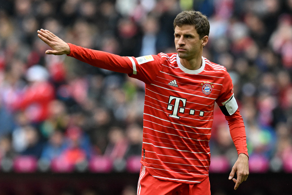Hier trägt Thomas Müller (33) das alte rote Trikot des FC Bayern München, mit den vier Punkten rund um das "T" der Telekom. (Archivfoto)