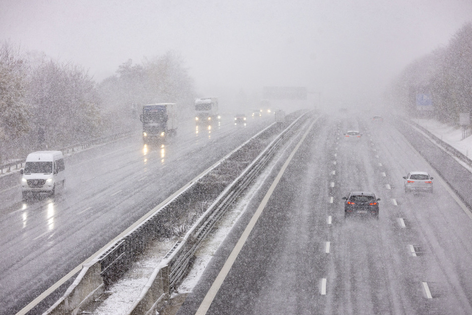 Am Samstagnachmittag schneite es in Sachsen weiter: Auf der A4 bei Siebenlehn war die Autobahn eingeschneit, die Sicht eingeschränkt.