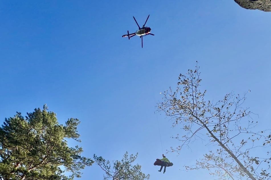 Ein Rettungshubschrauber unterstützte beim Abtransport.