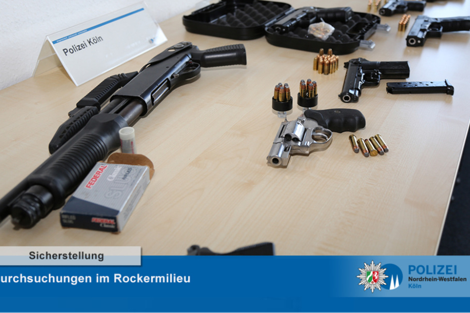 Im Rahmen einer Razzia gegen mutmaßliche Mitglieder der "Hells Angels" in Köln und Rösrath beschlagnahmte die Kölner Polizei insgesamt acht Waffen.