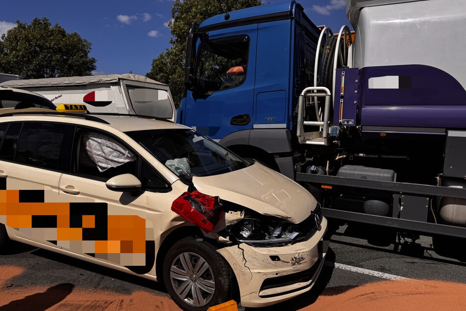 Das Taxi wurde nach dem Zusammenstoß gegen einen Lkw geschleudert.