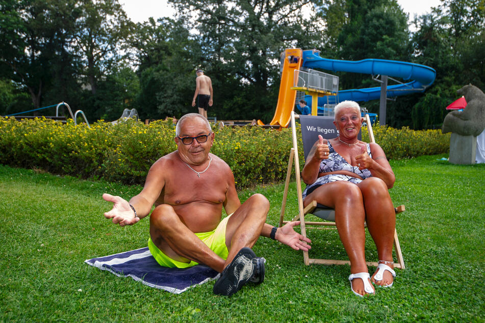 Statt zwei Liegen gab es für die Stammgäste Michael Birkner (62) und Betina Kunert (66) nur noch einen Stuhl bekommen.