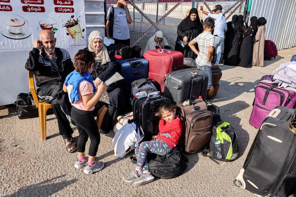 Palästinenser warten am Grenzübergang zwischen dem Gaza-Streifen und Ägypten.