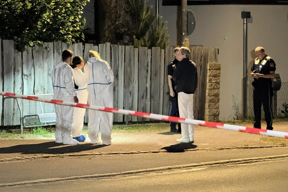 Polizisten und Mitarbeiter der Spurensicherung arbeiten am Tatort in Ramsberg.