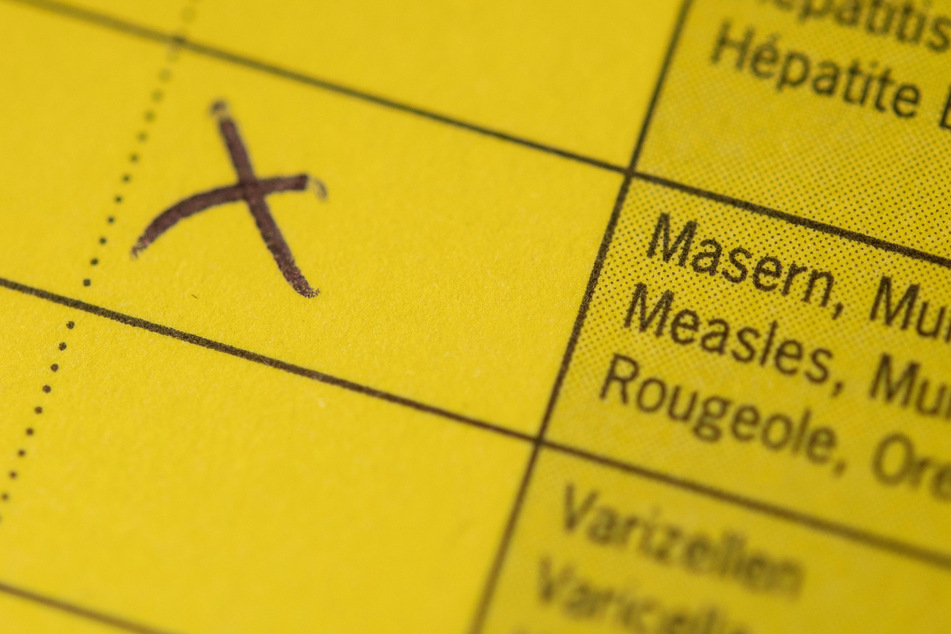 Seit 2020 gilt in Deutschland das Masernschutzgesetzt. Sowohl Lehrkräfte als auch Schüler müssen deshalb eine Masernimpfung nachweisen. Eine Ausnahme besteht für Menschen, die vor 1970 geboren sind.