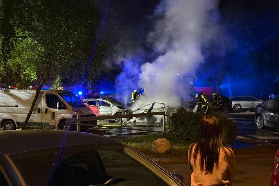 Am späten Sonntagabend sind mehrere Fahrzeuge in Hamburg in Brand geraten.