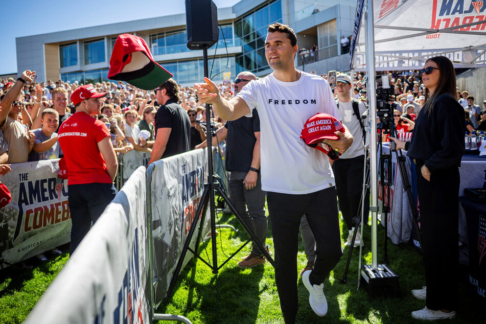 Charlie Kirk verteilt vor seiner Rede an der Utah Valley University Mützen. Kurze Zeit später wurde der 31-Jährige Opfer eines Attentats.