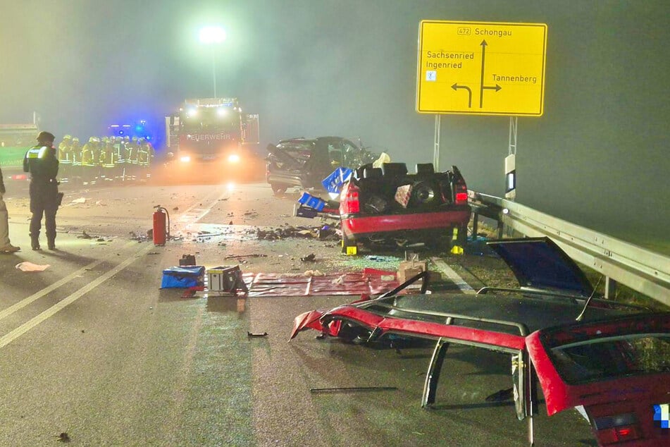 Insgesamt wurden alle sieben Insassen der drei Autos verletzt.