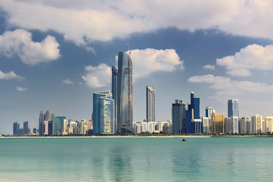 Die Skyline von Abu Dhabi – in der Hauptstadt der Vereinigten Arabischen Emirate richtet die Leipziger Messe im Dezember gemeinsam mit einem türkischen Partner die Fachmesse "Heritage Middle East" aus.