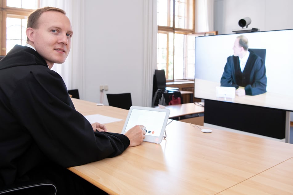 Dank Coronavirus-Pandemie wird alles digitaler: Alle 99 ordentlichen Gerichte in Bayern können nach offiziellen Angaben virtuell verhandeln.