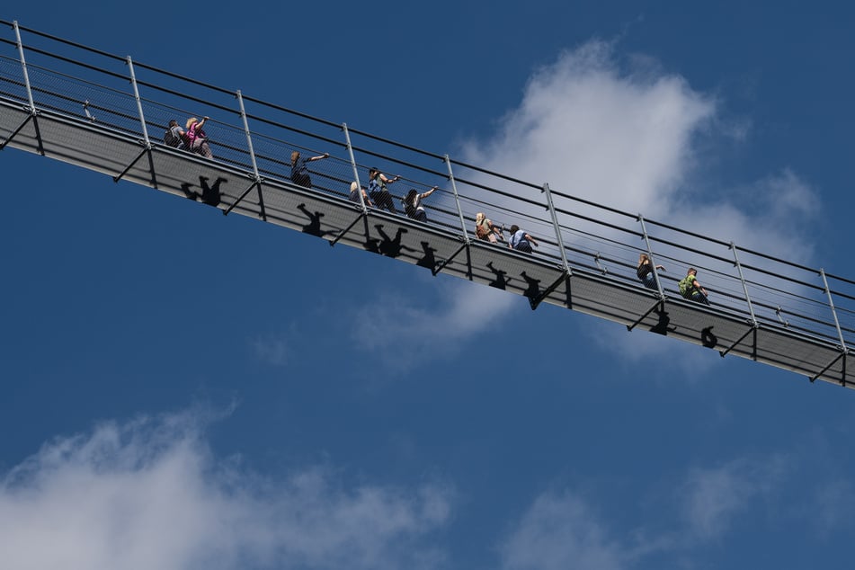 Insgesamt ist der Skywalk 665 Meter lang und befindet sich in einer Höhe von rund 100 Metern.