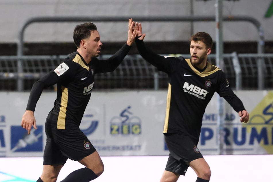 Auf Marcel Bär (33, l.) ruhen nach der Rückkehr aus seiner Verletzung die Hoffnungen. Von den vier Auer Treffern in der Rückrunde erzielte der 33-Jährige die Hälfte.