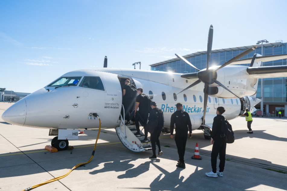 Vielflieger Dynamo. Am Mittwochfrüh flogen die Dresdner nach Hannover, abends nach dem Spiel zurück. Am heutigen Freitag geht's erneut mit dem Charterflugzeug nach Frankfurt. Belastend ja, Ausrede darf es keine mehr sein.