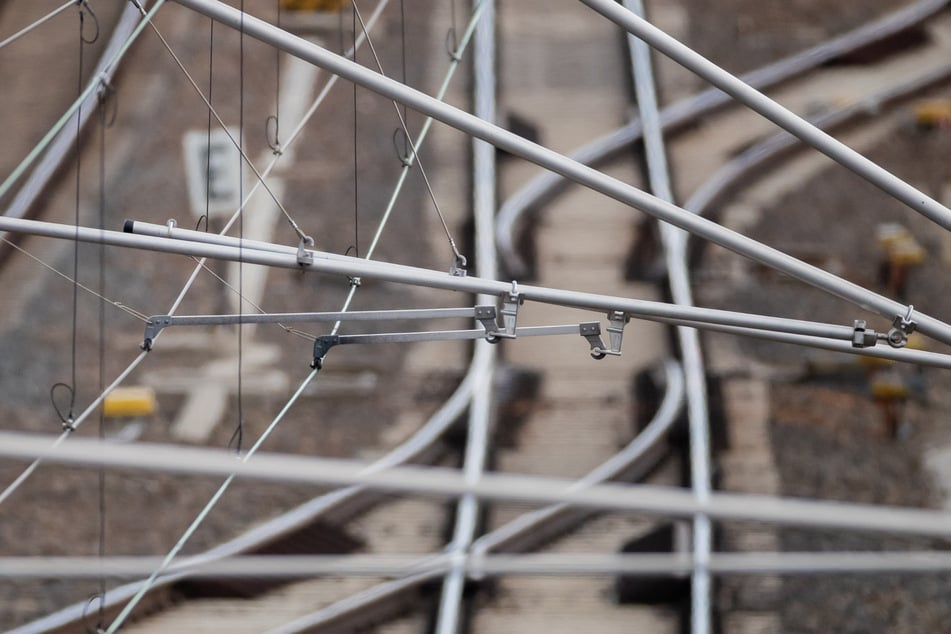 Vysoké napětí nad kolejemi obvykle dosahuje 15 000 voltů. (symbolický obrázek)