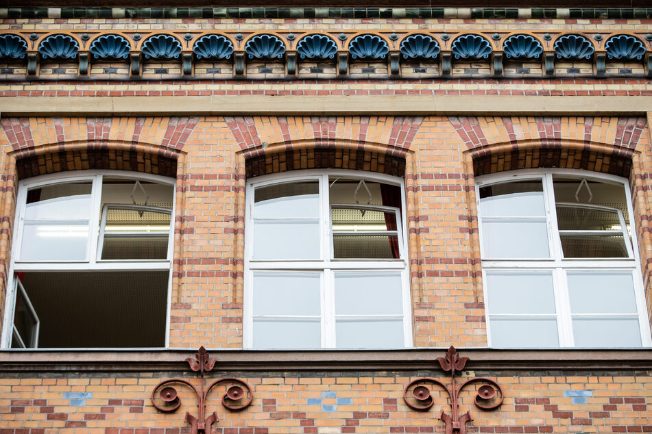 Soll schon gegen Corona helfen: Geöffnete Fenster in Schulen.