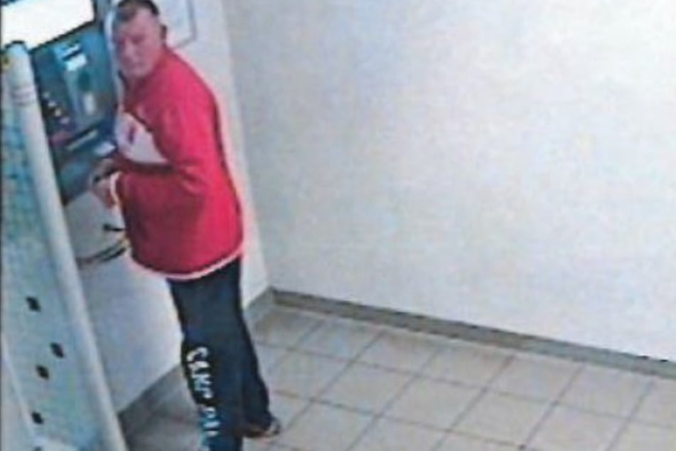 Die Kripo sucht nach diesem Mann wegen unrechtmäßigen Abhebens von Bargeld.
