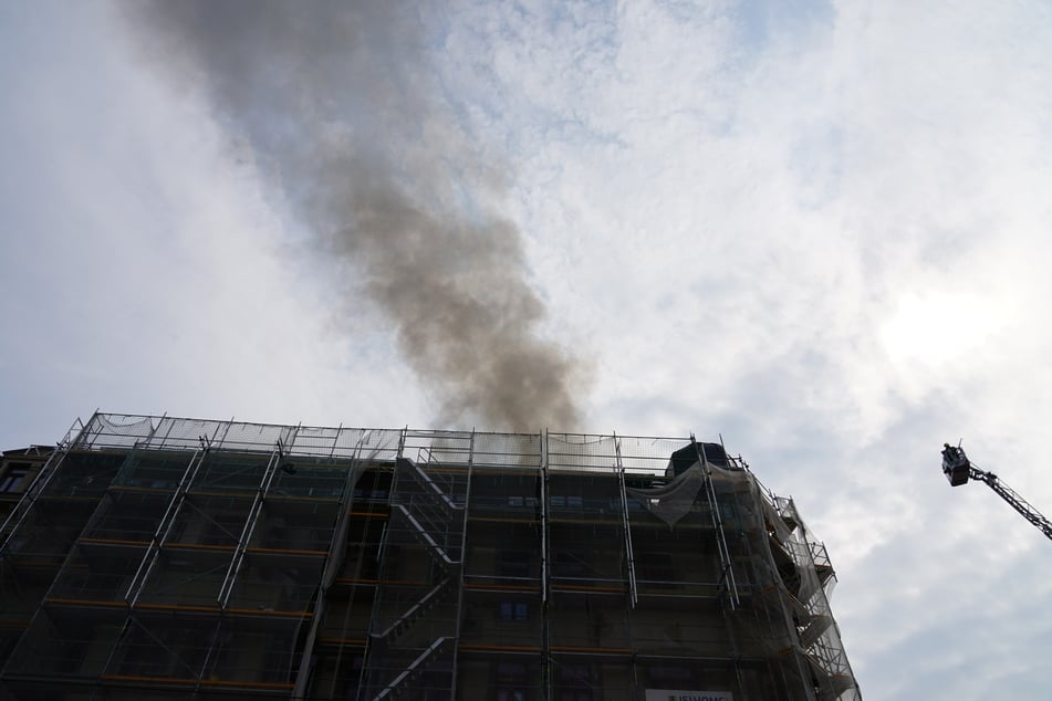 Wie und warum das Feuer ausbrach, war zunächst unklar.