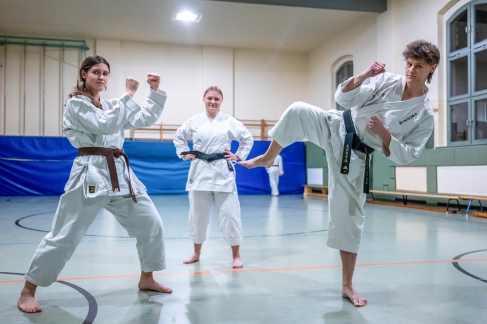 Karate-Trainer Julien Heinicke (21, r.) und seine Sportler, hier Margareta Betza (18, l.) und Hanna Beckert (20), trainieren in der Turnhalle der Ludwig-Richter-Grundschule in Hilbersdorf bei nur 16 Grad.