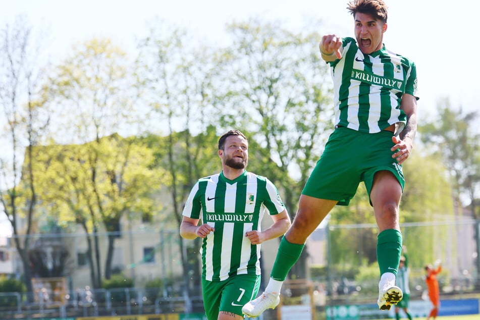 Julius Hoffmann (21, r.) wurde mit seinen beiden Treffern kurz vor dem Ende des Spiels zum Matchwinner.