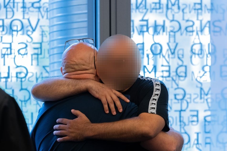 Die beiden älteren Angeklagten begrüßten sich auf der Anklagebank ausgesprochen herzlich.