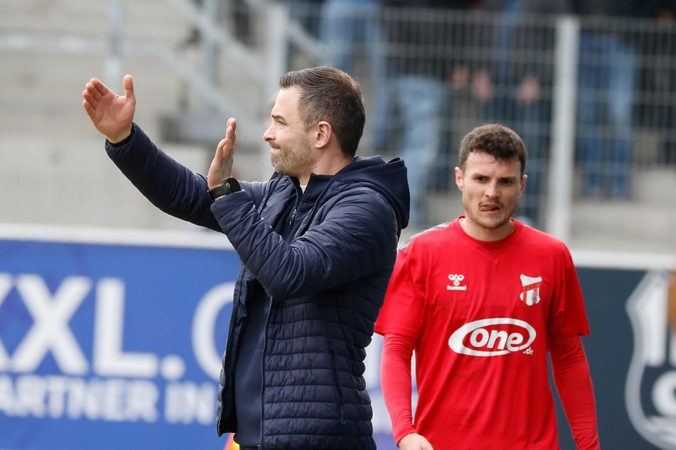 CFC- Cheftrainer Benjamin Duda gibt vom Spielfeldrand aus Anweisungen.