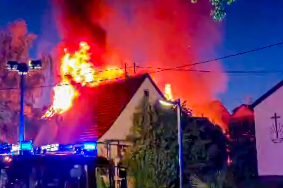 Riesige Flammen schlugen am Samstagmorgen in den Himmel in Bittenfeld.
