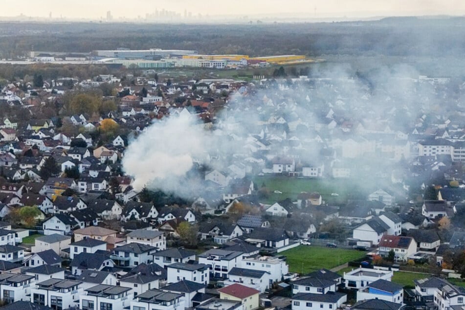 Über Erlensee stieg eine dichte Rauchwolke auf: Die Polizei vermutet, dass ein technischer Defekt den Brand ausgelöst haben könnte.
