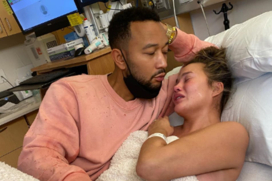 2020 erlitt Chrissy Teigen (39) eine Fehlgeburt. Ihr Mann John Legend (46) wich ihr damals nicht von der Seite.