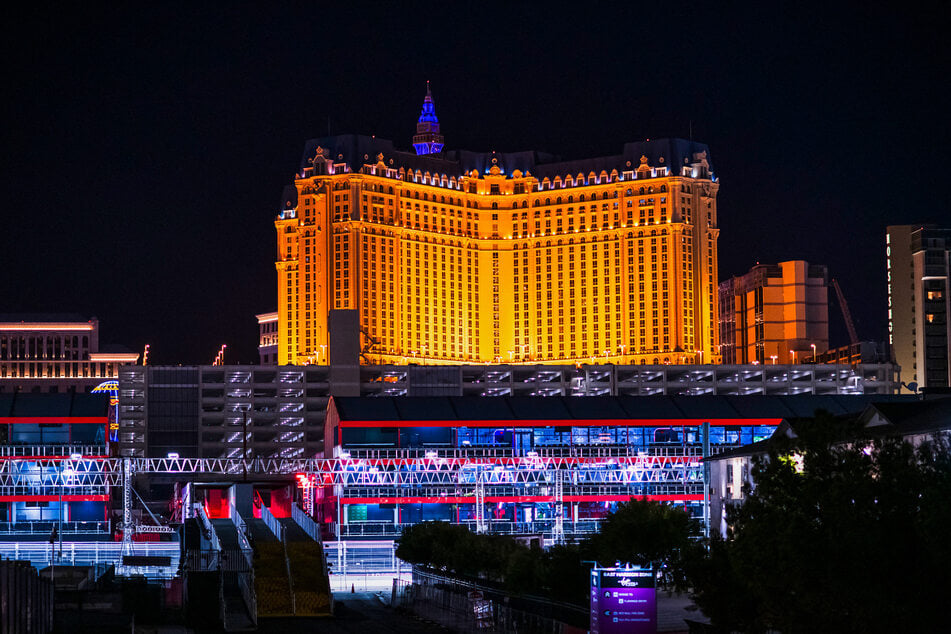 Die Kulisse könnte nicht besser sein: Das hell erleuchtete Paris Las Vegas Hotel überragt die Boxengasse.