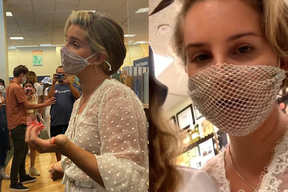 Diese Maske von Lana Del Rey (35) sorgt für Aufsehen. Sie trug die Netzmaske auf einer Buchvorstellung Ende September und posierte fröhlich mit ihren Fans.