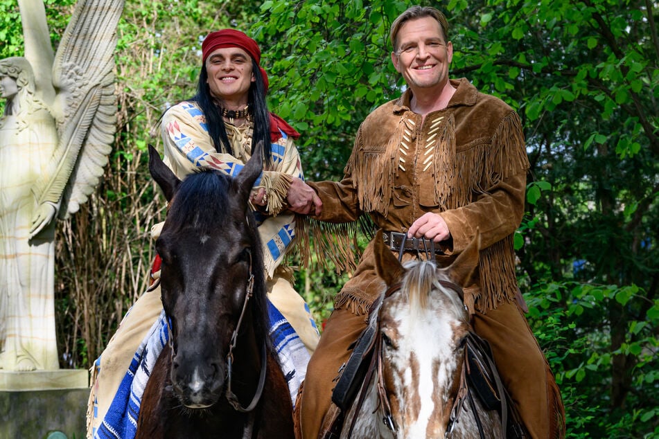 Mit von der Partie sind diesmal die Schauspieler der Landesbühnen Sachsen, Michael Berndt-Cananá (l.) als Winnetou und Sascha Gluth als Shatterhand.