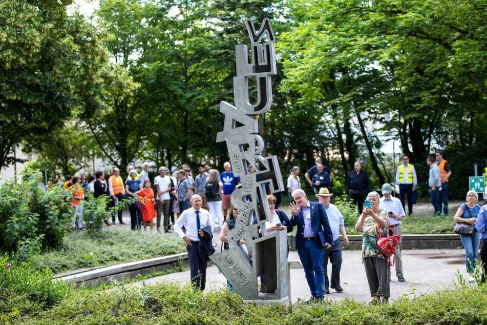 Korntal: Teilnehmer der Erinnerungsveranstaltung schauen sich während des Schweigemarsches eine zweite Skulptur des Künstlers Gerhard Roese an.