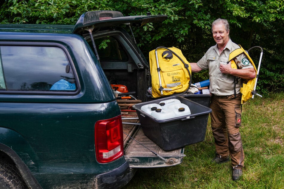 Ranger Peter Hübner zeigt Wasserrucksäcke und mit Wasser gefüllte Kanister, die jetzt zur Grundausstattung von jedem Forstfahrzeug im Nationalpark gehören.