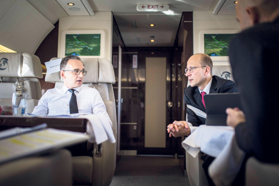 In seinem Job jettet der gebürtige Dresdner viel durch Europa - hier mit Bundesaußenminister Heiko Maas. Doch wegen der Pandemie muss er seit Wochen auf dem Boden bleiben.