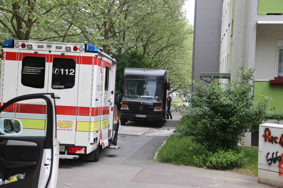 Eine 85-Jährige ist in Gera von einem Paketauto überrollt worden. Die Rentnerin starb noch am Unfallort.